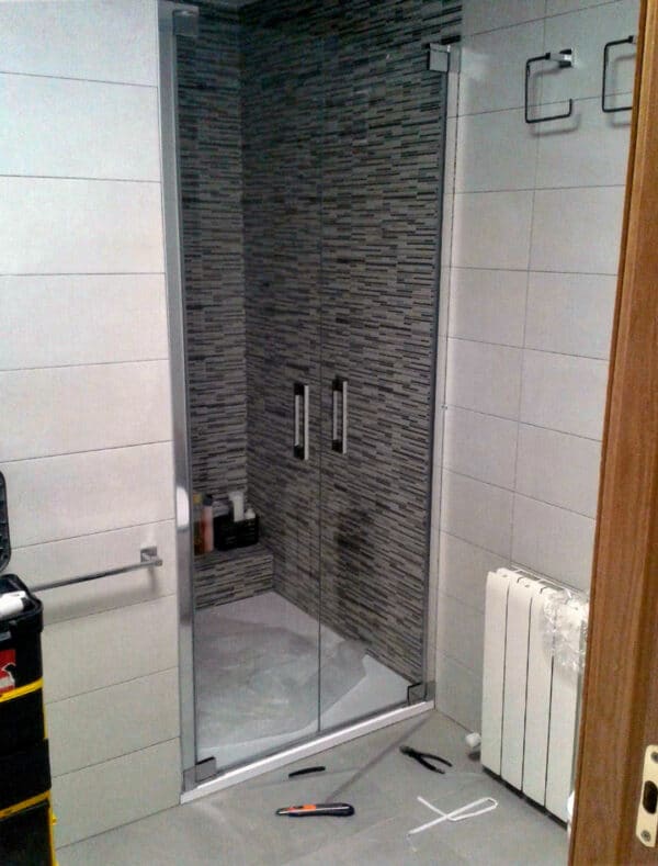 FURO-B12_Customers_Shower-enclosure-made-to-measure-(1)