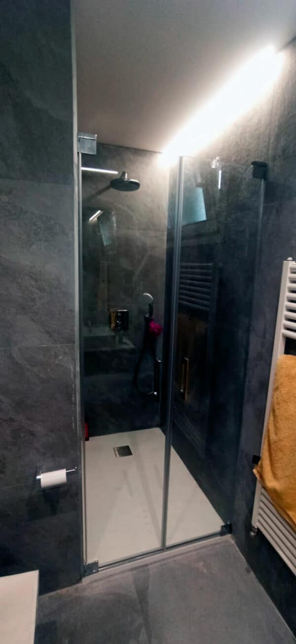 FURO-B12_Customers_Shower-enclosure-made-to-measure-(11)