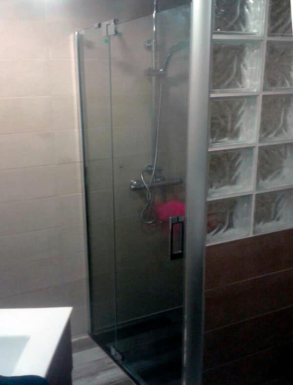 FURO-B16__Customers_Shower-enclosure-made-to-measure-(1)