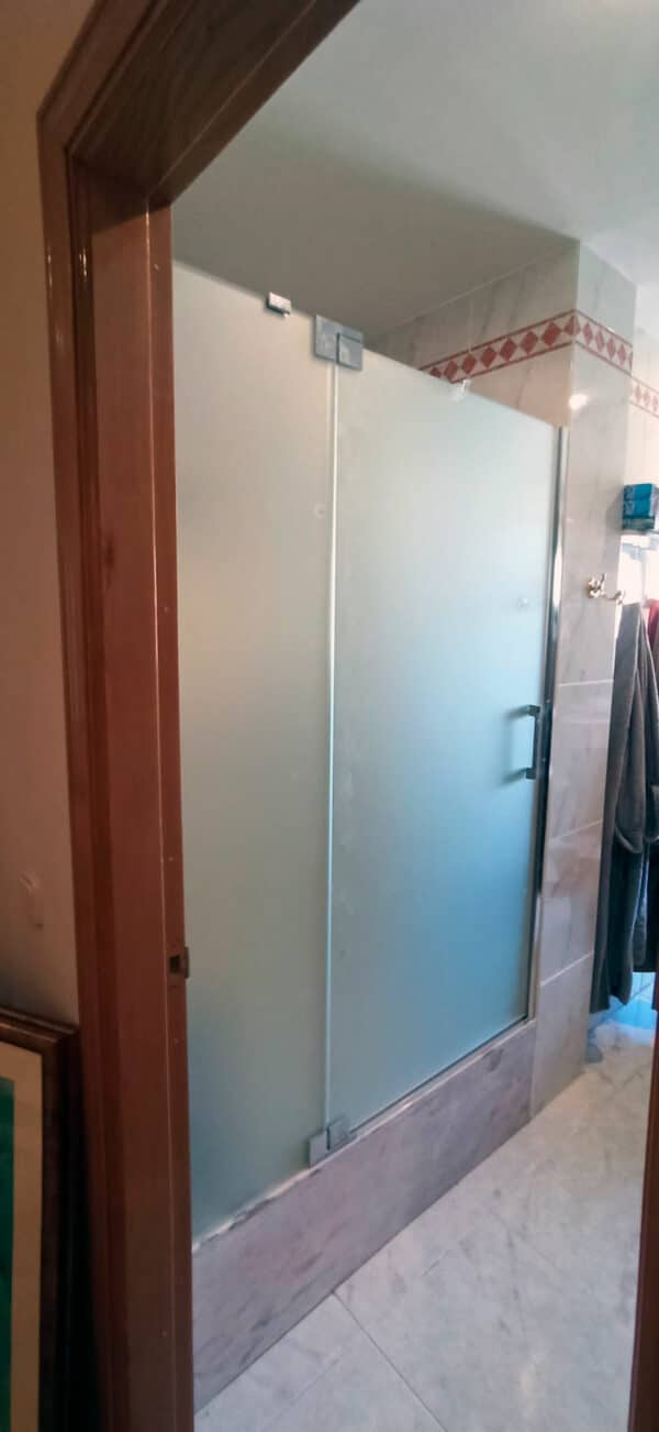 FURO-B16__Customers_Shower-enclosure-made-to-measure-(2)
