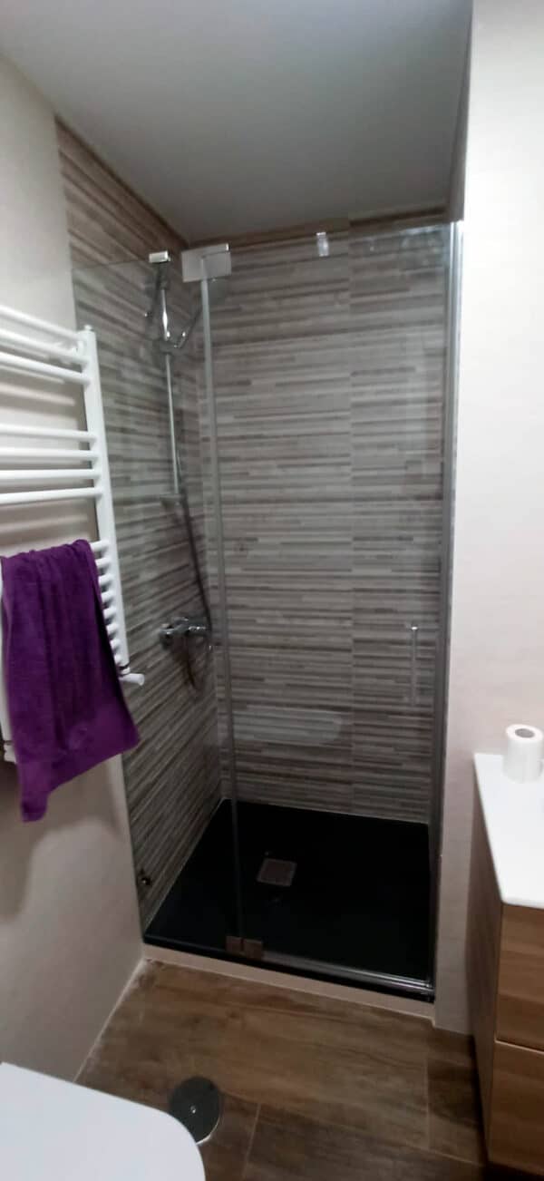 FURO-B16__Customers_Shower-enclosure-made-to-measure-(3)