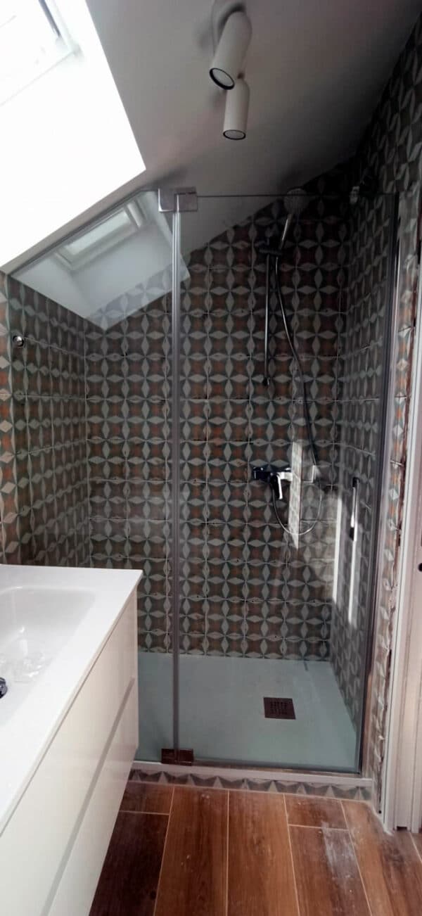 FURO-B16__Customers_Shower-enclosure-made-to-measure-(4)