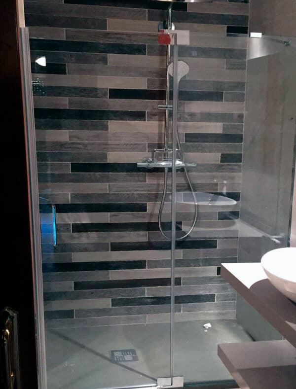 FURO-B16__Customers_Shower-enclosure-made-to-measure-(6)