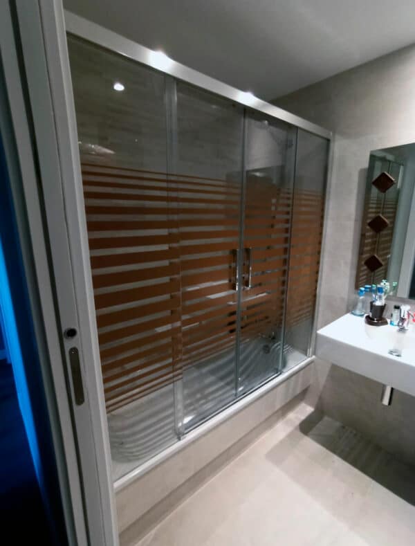 SHAWA-E25_Customers_Shower-enclosure-made-to-measure-(5)