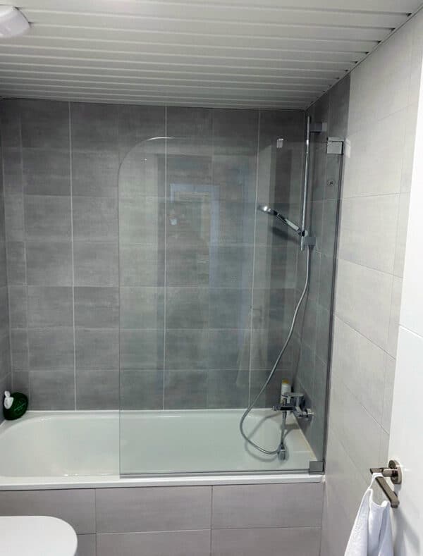 FURO-B30_BATHTUB_Customers_Shower-enclosure-made-to-measure-(2)