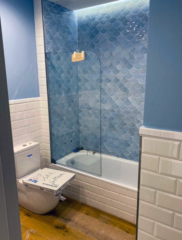 FURO-B30_BATHTUB_Customers_Shower-enclosure-made-to-measure-(7)