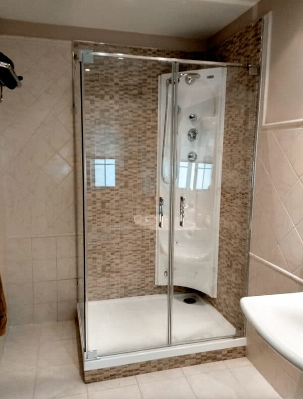 FURO-B23_Customers_Shower-enclosure-made-to-measure-(1)