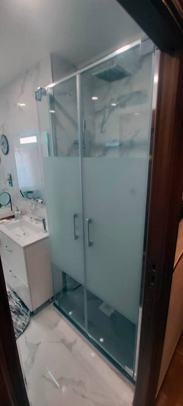 FURO-B23_Customers_Shower-enclosure-made-to-measure-(11)