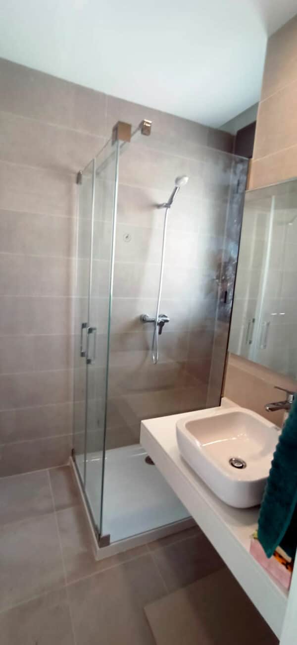 FURO-B23_Customers_Shower-enclosure-made-to-measure-(6)
