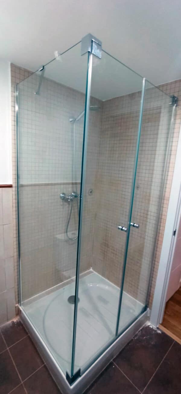 FURO-B23_Customers_Shower-enclosure-made-to-measure-(7)