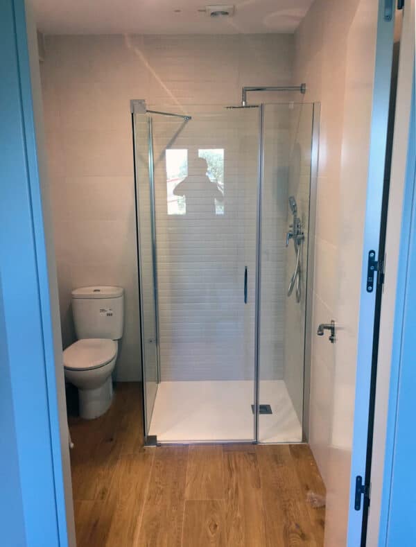FURO-B24_Customers_Shower-enclosure-made-to-measure-(11)