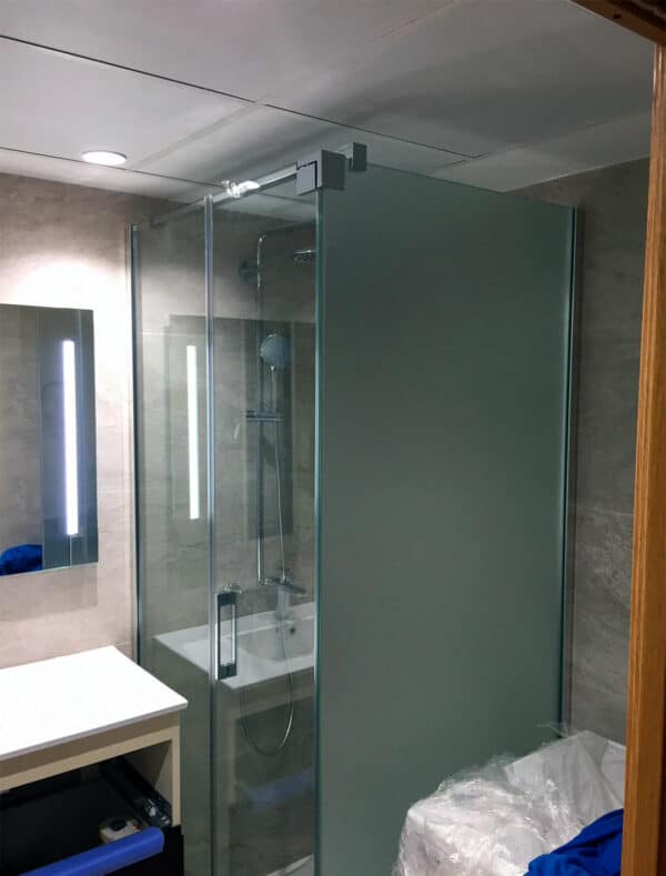 FURO-B24_Customers_Shower-enclosure-made-to-measure-(12)