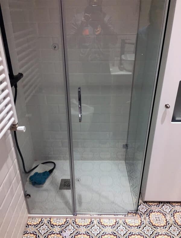 FURO-B24_Customers_Shower-enclosure-made-to-measure-(16)