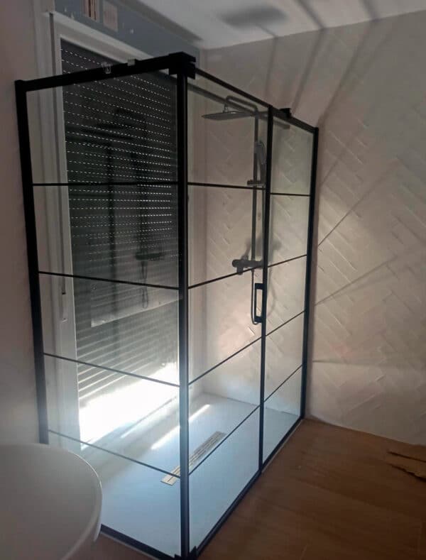 FURO-B24_Customers_Shower-enclosure-made-to-measure-(19)