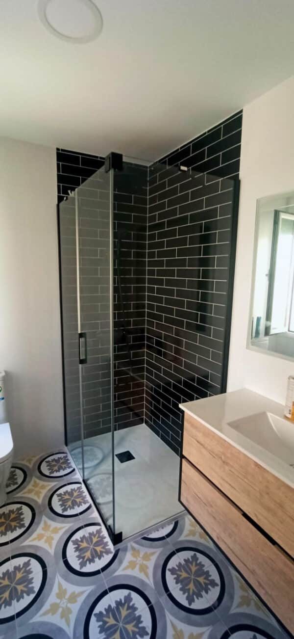 FURO-B24_Customers_Shower-enclosure-made-to-measure-(21)