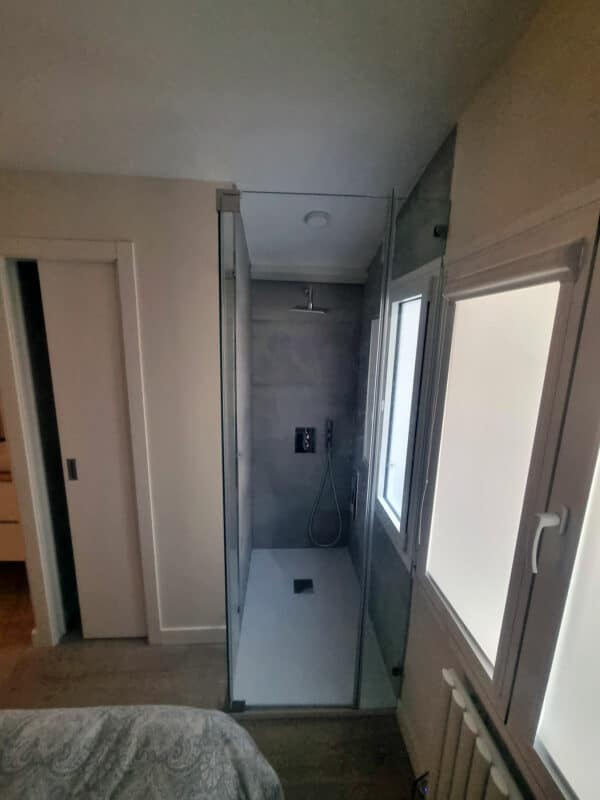 FURO-B24_Customers_Shower-enclosure-made-to-measure-(6)