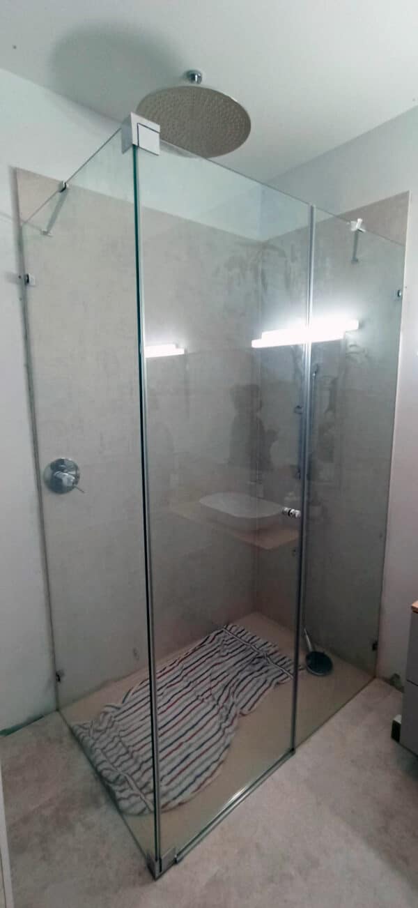 FURO-B24_Customers_Shower-enclosure-made-to-measure-(7)