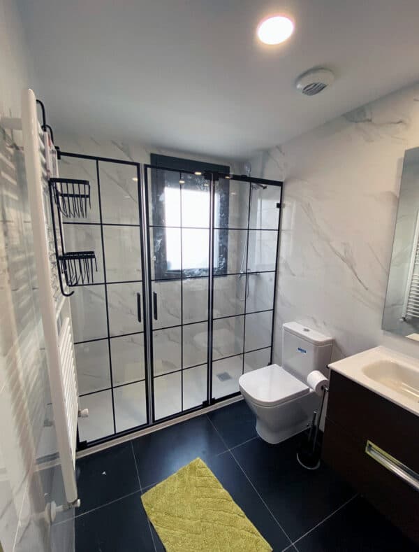 FURO-B27_Customers_Shower-enclosure-made-to-measure-(1)