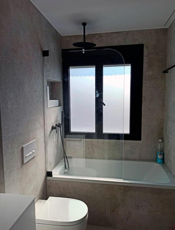 FURO-B30_BATHTUB_Customers_Shower-enclosure-made-to-measure-(1)