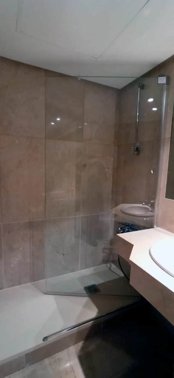 FURO-B30_Customers_Shower-enclosure-made-to-measure
